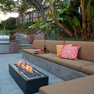 Ispirazione per un patio o portico minimal con un focolare