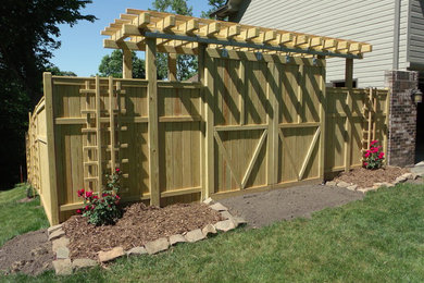 Cette photo montre une grande terrasse latérale craftsman avec une pergola.