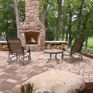 Idee per un grande patio o portico rustico nel cortile laterale con un focolare, pavimentazioni in cemento e nessuna copertura