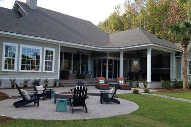Diseño de patio de estilo americano en patio trasero y anexo de casas con brasero y adoquines de ladrillo