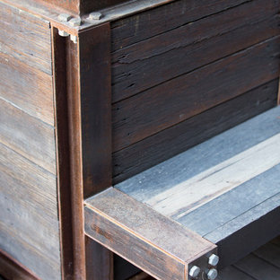Idee per un piccolo patio o portico industriale in cortile con un giardino in vaso, pedane e una pergola