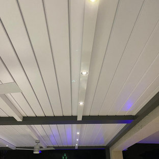 Esempio di un patio o portico moderno di medie dimensioni e dietro casa con una pergola