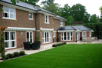 Photo of a modern patio in Berkshire.
