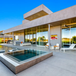 Ispirazione per un grande patio o portico minimalista dietro casa con un focolare, cemento stampato e nessuna copertura
