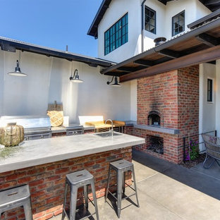Idee per un patio o portico chic con lastre di cemento