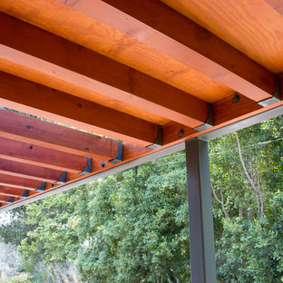 Esempio di un patio o portico minimalista di medie dimensioni e davanti casa con una pergola