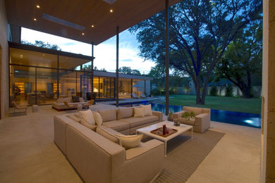 Свежая идея для дизайна: большой двор на заднем дворе в современном стиле - отличное фото интерьера
