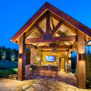 Esempio di un patio o portico moderno di medie dimensioni e dietro casa con pavimentazioni in pietra naturale e un gazebo o capanno