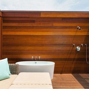 Idee per un grande patio o portico contemporaneo in cortile con pedane e nessuna copertura