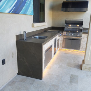 Immagine di un grande patio o portico moderno dietro casa