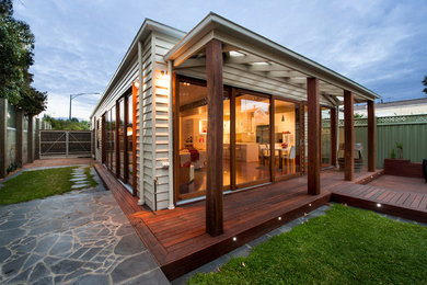 Idée de décoration pour une terrasse en bois arrière minimaliste de taille moyenne avec aucune couverture.