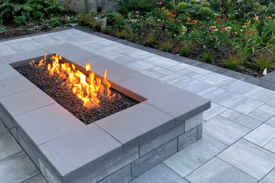 Inspiration for a modern patio in Chicago.