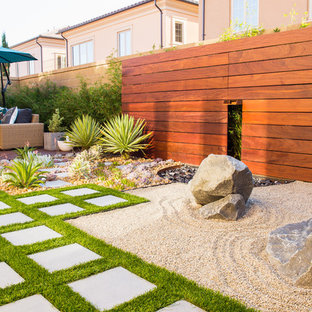 Immagine di un patio o portico minimalista di medie dimensioni e dietro casa con pavimentazioni in cemento