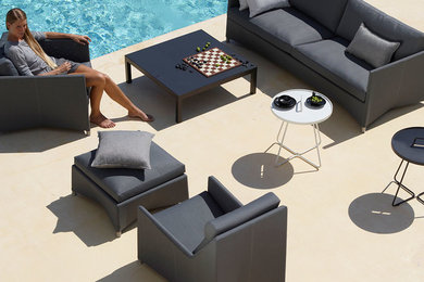 Modern Poolside Outdoor Lounge