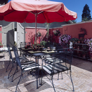 Ispirazione per un grande patio o portico mediterraneo in cortile con un giardino in vaso e cemento stampato