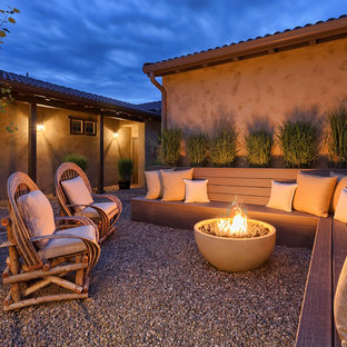 Esempio di un grande patio o portico american style in cortile con un focolare e ghiaia