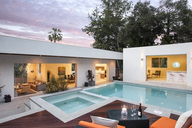 Mittelgroßer, Überdachter Moderner Patio hinter dem Haus mit Wasserspiel und Betonboden in Los Angeles