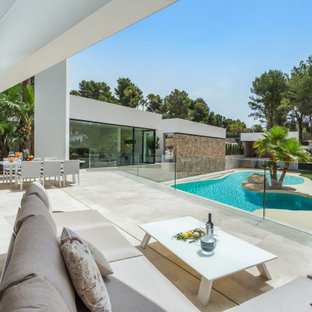 Foto de patio minimalista, en anexo de casas, con suelo de baldosas