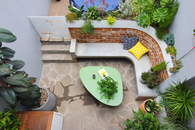 Modelo de patio actual pequeño sin cubierta en patio con adoquines de piedra natural