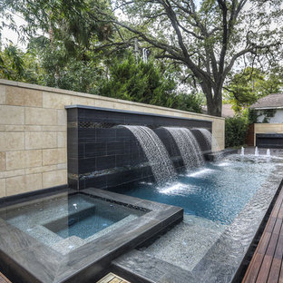 Immagine di un piccolo patio o portico moderno dietro casa con fontane e pedane