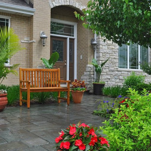 Ispirazione per un piccolo patio o portico bohémian davanti casa con pavimentazioni in cemento e nessuna copertura