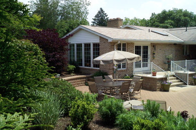 Imagen de patio contemporáneo grande sin cubierta en patio trasero con adoquines de hormigón
