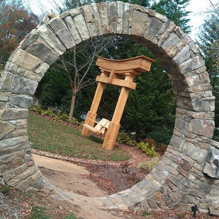 Ispirazione per un grande patio o portico etnico dietro casa con pavimentazioni in pietra naturale e nessuna copertura