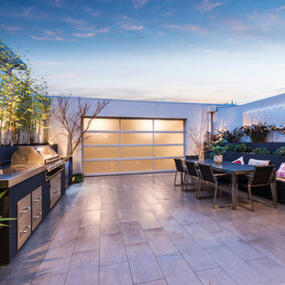Esempio di un patio o portico contemporaneo di medie dimensioni e in cortile con piastrelle e nessuna copertura