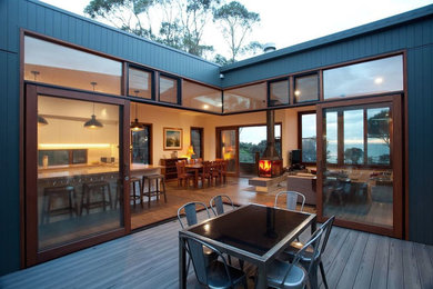 Unbedeckter Moderner Patio neben dem Haus mit Dielen in Melbourne
