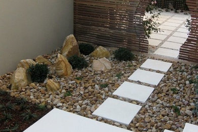 Cette image montre un petit jardin avant design avec des pavés en béton.