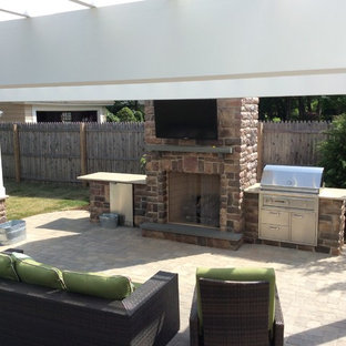 Esempio di un grande patio o portico american style dietro casa con pavimentazioni in cemento e una pergola