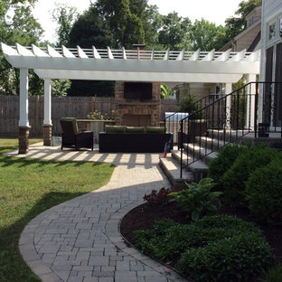 Ispirazione per un grande patio o portico stile americano dietro casa con pavimentazioni in cemento e una pergola