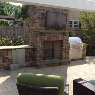 Esempio di un grande patio o portico stile americano dietro casa con pavimentazioni in cemento e una pergola