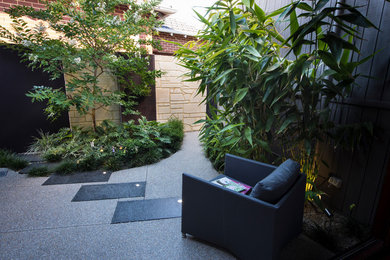 パースにある小さなコンテンポラリースタイルのおしゃれな中庭のテラス (噴水、天然石敷き) の写真