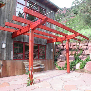 Idee per un piccolo patio o portico rustico nel cortile laterale con pavimentazioni in pietra naturale e nessuna copertura