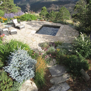 Idee per un grande patio o portico bohémian dietro casa con pavimentazioni in pietra naturale