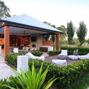 Foto di un grande patio o portico minimal dietro casa con un tetto a sbalzo