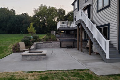Immagine di un patio o portico tradizionale di medie dimensioni e dietro casa con lastre di cemento