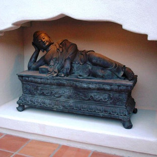 Idee per un grande patio o portico etnico in cortile con fontane, piastrelle e un tetto a sbalzo