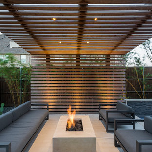 Foto de patio contemporáneo, pequeño, en patio trasero, con brasero, losas de hormigón y pérgola