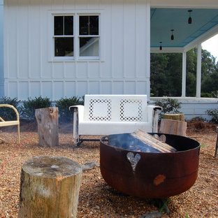 Esempio di un patio o portico stile shabby con un focolare