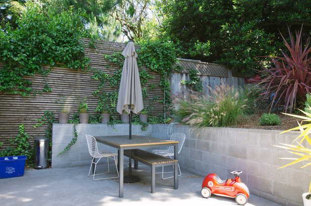 Midcentury Patio by Nanette Wong