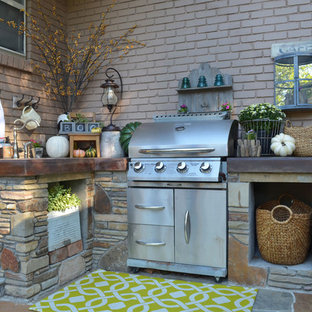 Esempio di un patio o portico boho chic con pavimentazioni in pietra naturale
