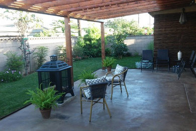 Foto de patio moderno de tamaño medio en patio trasero con pérgola