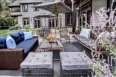 Imagen de patio clásico renovado de tamaño medio sin cubierta en patio trasero con adoquines de piedra natural