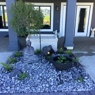 Idee per un patio o portico etnico dietro casa e di medie dimensioni con un tetto a sbalzo e pavimentazioni in cemento