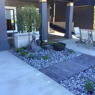 Ispirazione per un patio o portico etnico dietro casa e di medie dimensioni con un tetto a sbalzo e pavimentazioni in cemento