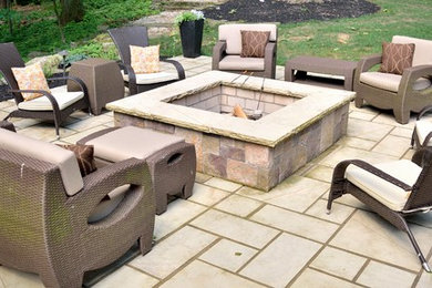 Modelo de patio minimalista sin cubierta en patio trasero con brasero y adoquines de piedra natural