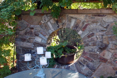 Diseño de patio de estilo americano de tamaño medio en patio trasero con adoquines de piedra natural