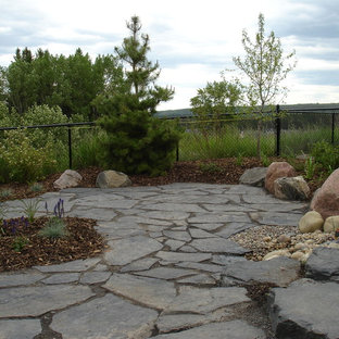 Idee per un patio o portico stile americano di medie dimensioni e dietro casa con fontane, pavimentazioni in pietra naturale e nessuna copertura